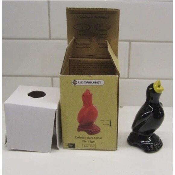 LE CREUSET BAKING PIE BIRD Funnel Marseille Black BRAND NEW In BOX - Picture 3 of 8